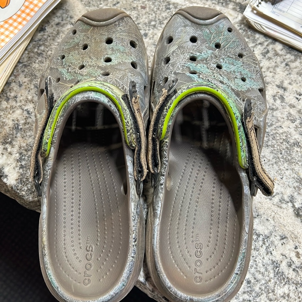 Men’s camo crocs. Size 13